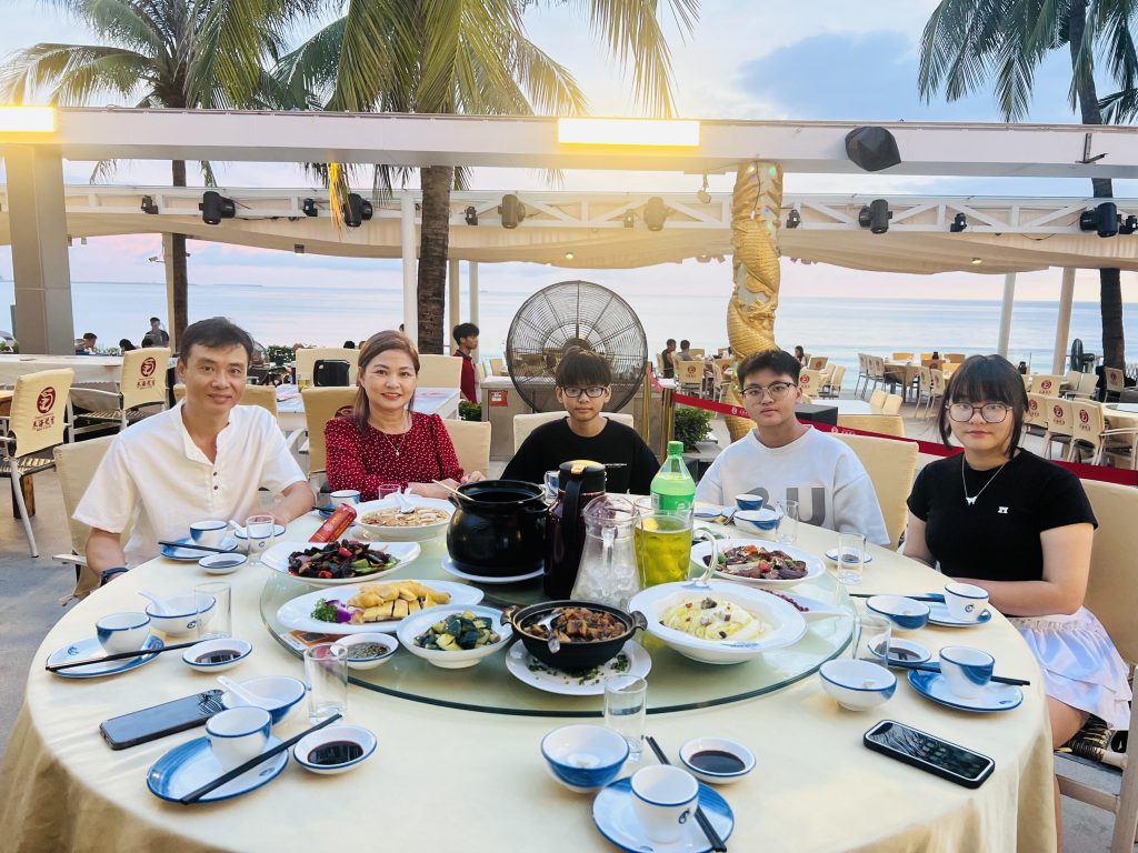 Qúy khách dùng bữa tối bên cạnh hoàng hôn trên biển