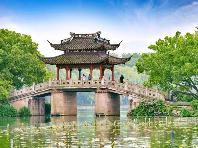 Tây Hồ – thắng cảnh nổi tiếng của Hàng Châu, mang vẻ đẹp thơ mộng với mặt hồ phẳng lặng, cầu cổ, liễu rủ ven bờ và không gian đậm chất Giang Nam