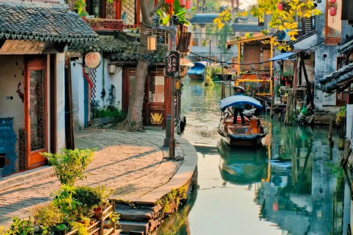 Phố cổ Sơn Đường - con phố cổ nổi tiếng nhất Tô Châu, mang vẻ đẹp Giang Nam đặc trưng với kênh rạch, nhà cổ và không gian sầm uất đầy sức hút