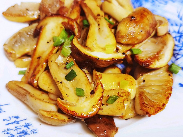 Nấm Matsutake xào bơ