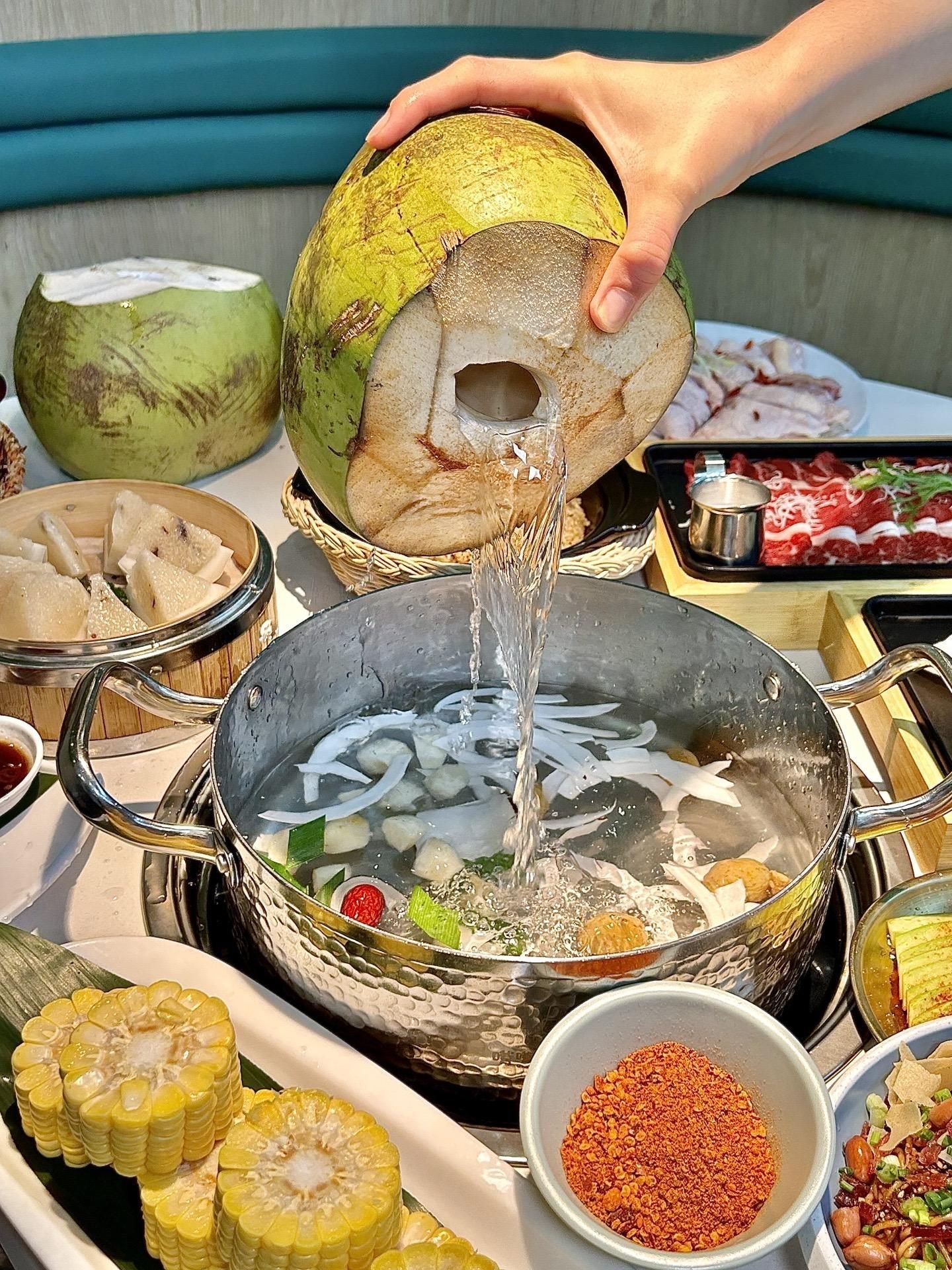 Lẩu gà nước dừa