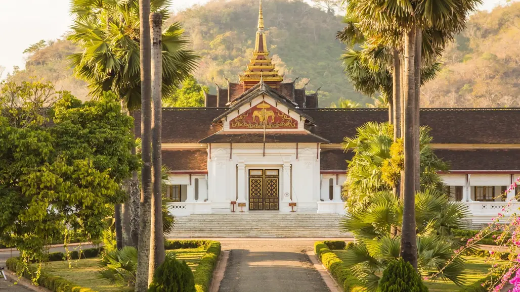 Cố đô Luang Prabang – viên ngọc cổ kính của Lào, nơi lưu giữ vẻ đẹp thanh bình với chùa chiền linh thiêng, phố nhỏ yên ả và dòng Mekong thơ mộng